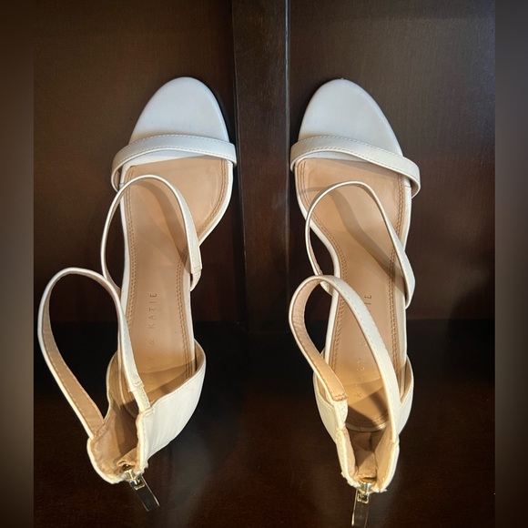 COURTNEE women white ankle strap heels/size 8M - Picture 5 of 9